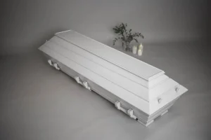Elegant vitmålad begravningskista