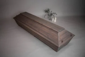 Mörkbetsad begravningskista