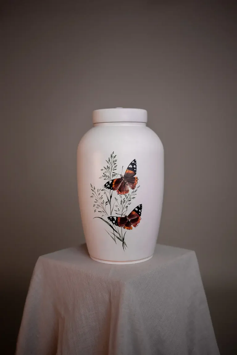 Handmålad urna vit, naturmotiv, fjärilar