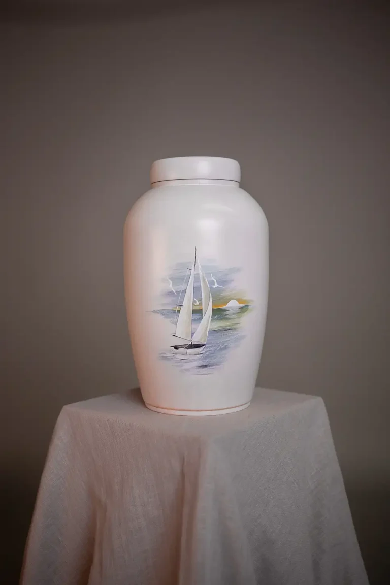 Handmålad urna vit, havsmotiv, segelbåt
