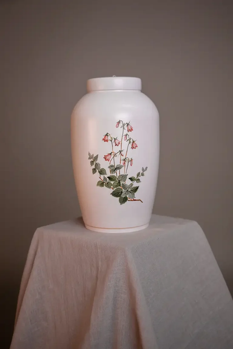 Handmålad urna vit, naturmotiv