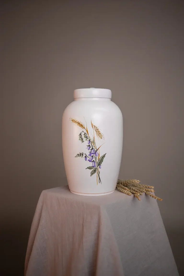 Handmålad urna vit, naturmotiv